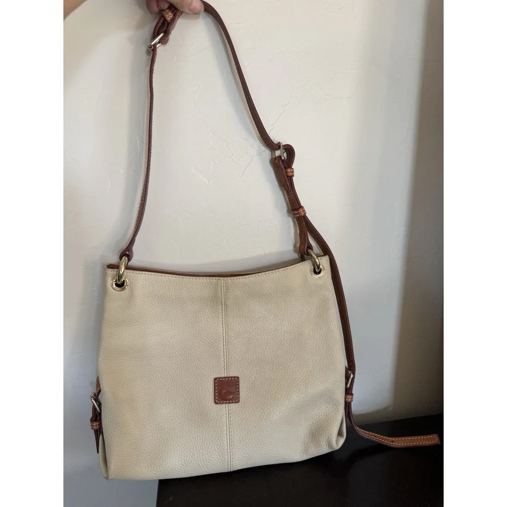 Dooney‎ And Bourke Beige Leather Shoulder Handbag Hobo Purse Red Lining Key Hold